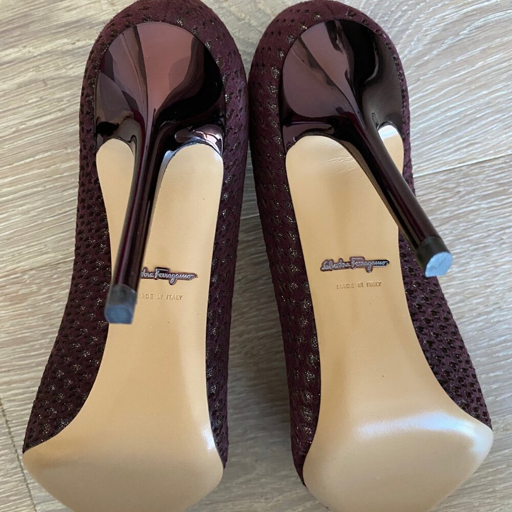 SALVATORE FERRAGAMO Susi Patch Burgundy Suede Pointy Toe Pumps Size 5.5 BNWT - Picture 8 of 15